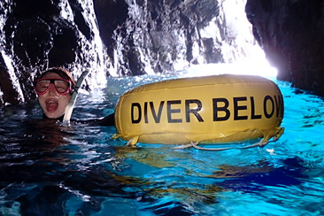 神秘的な青い光に包まれる「青の洞窟」