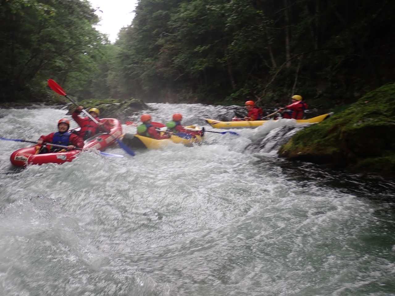 ダッキーとは、ラフティングボートを小さくしたような1〜2人乗りのボートです★