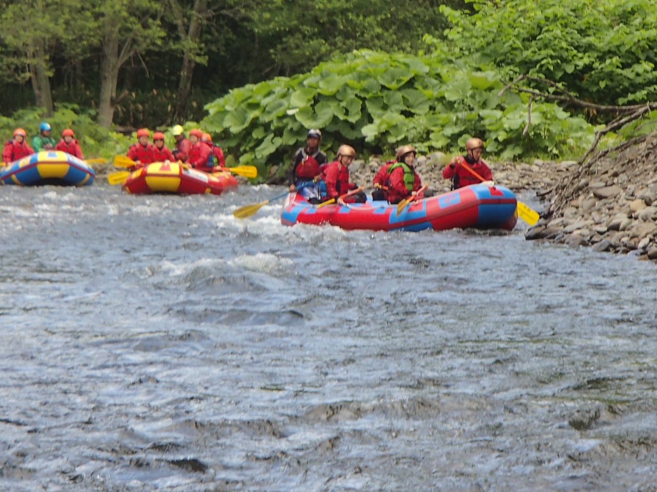 コースの途中何か所には、ちょっとした落ち込みもあり、スリリングな体験もできます。ボート最後尾には、経験豊富なスタッフが同乗していますので、安全に操船します。