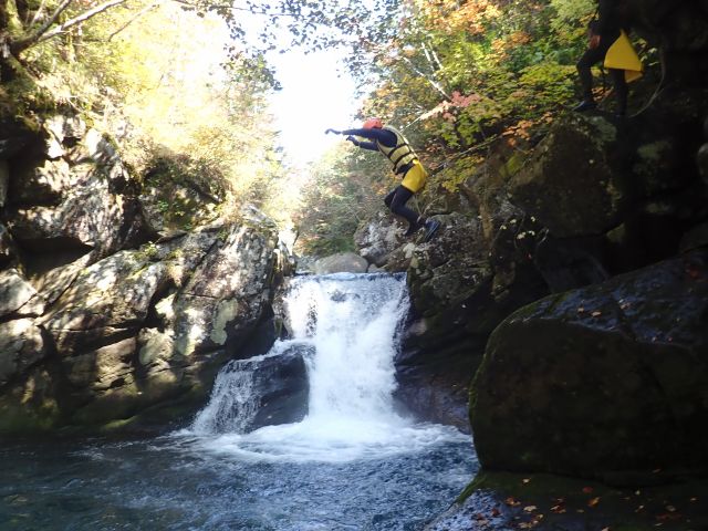 フライングドルフィンズアドベンチャーサービス:≪富良野≫ワイルドキャニオニングコース!(中級)午後の部:13:00スタート