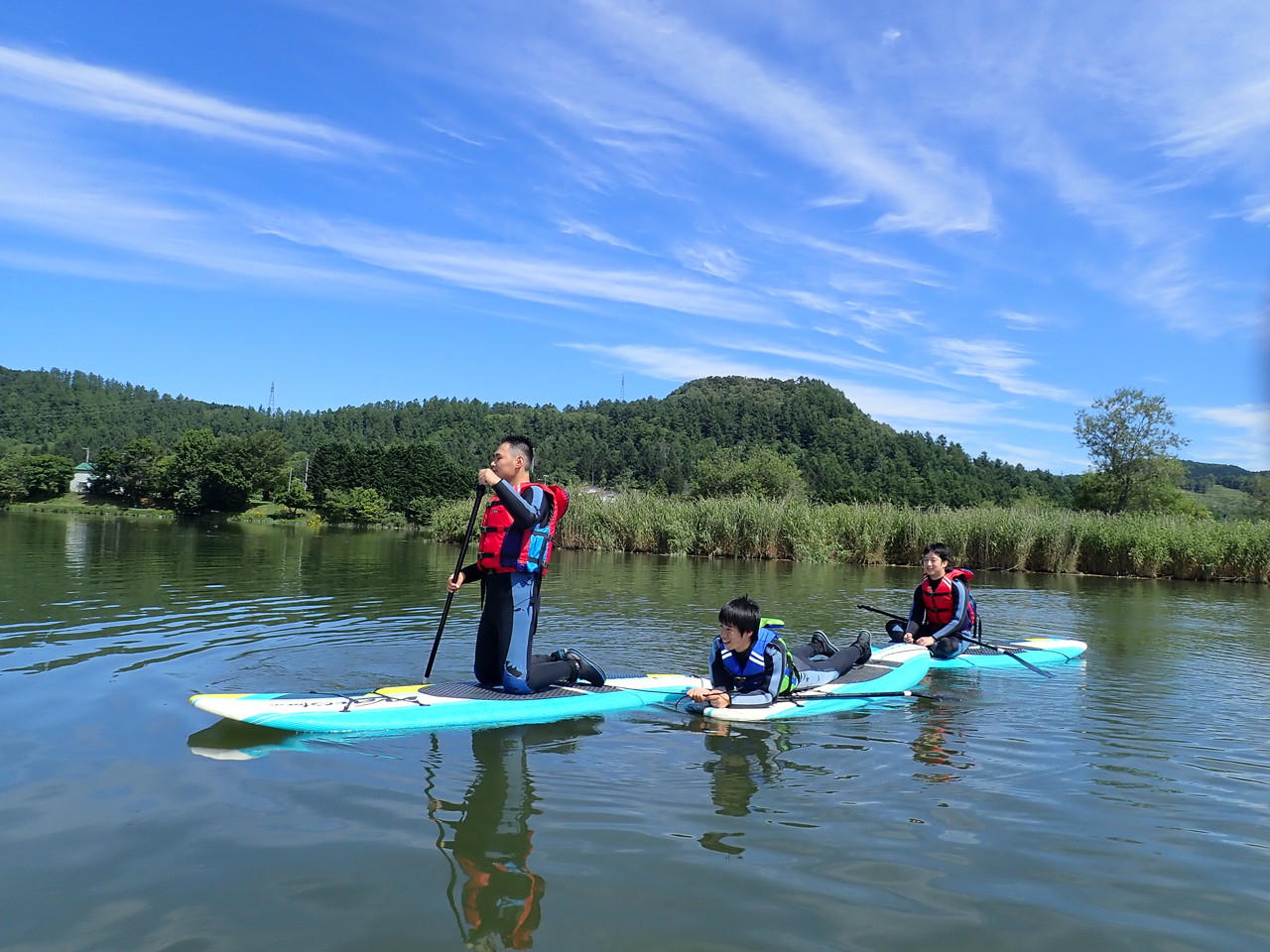 富良野フライングドルフィンズ 北海道芦別市野花南湖 (のかなん湖) ゆったり流れる レイクSUPツアー