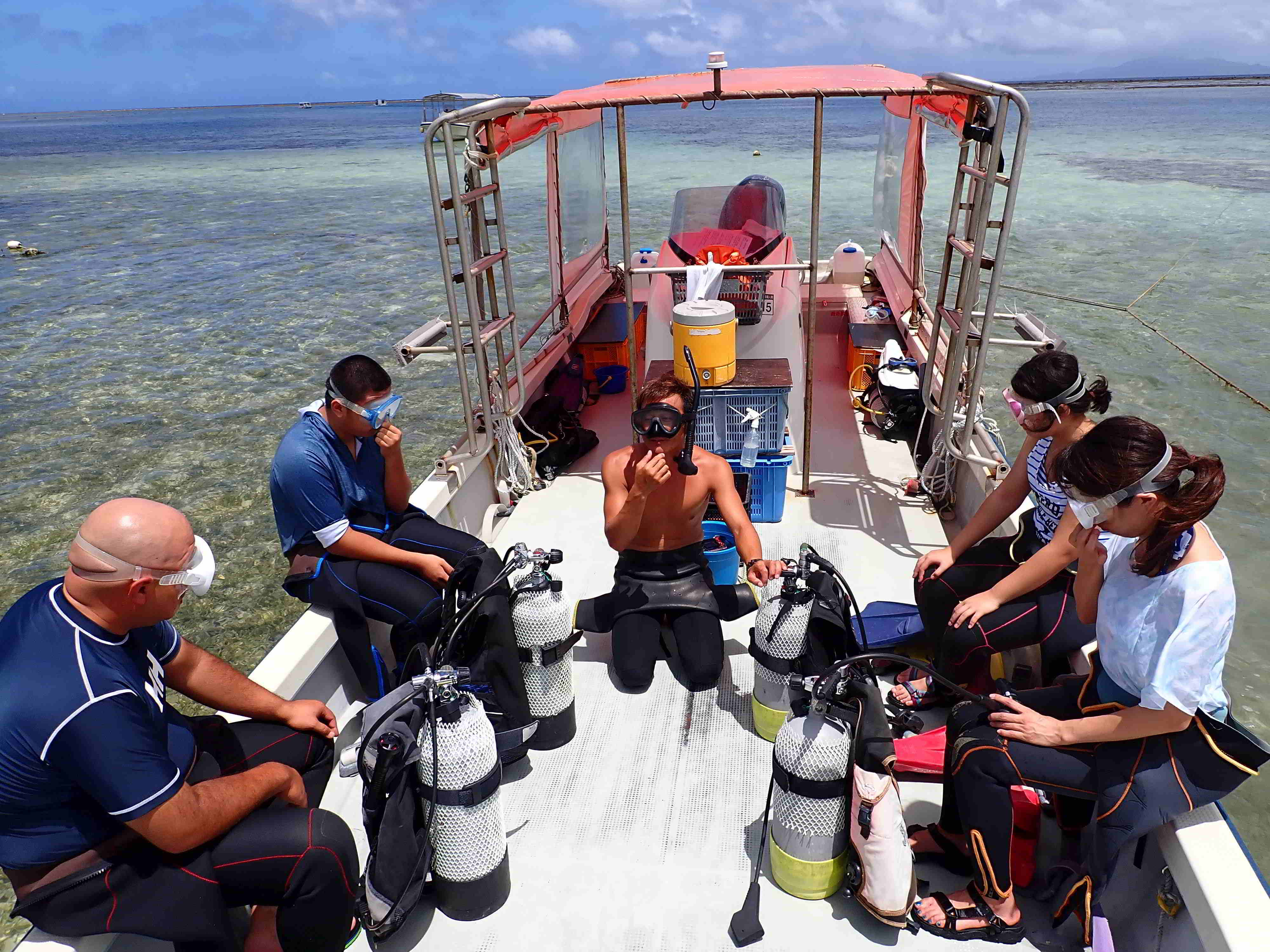 ボートの上でダイビングのテクニックのレクチャーを