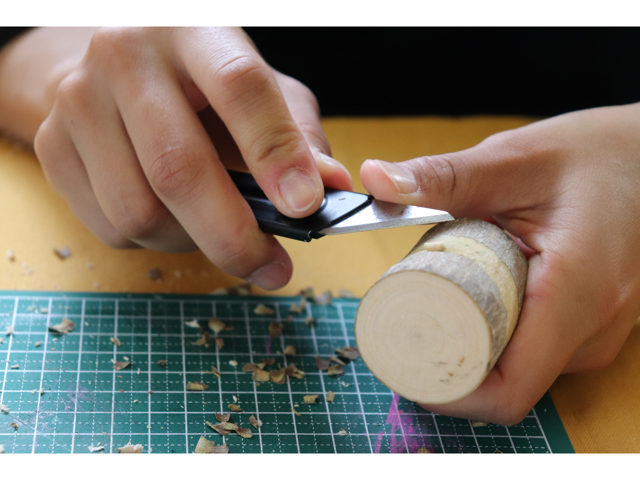 文字やデザインを描く場所を削ったりします