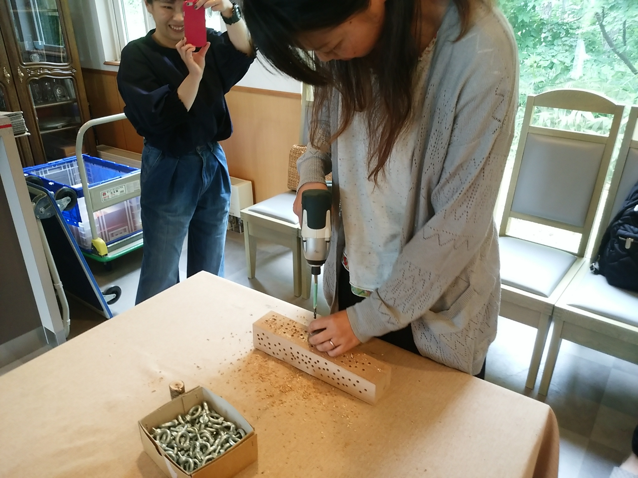 材料を選んだらドリルでボルトを入れる穴を開けます。