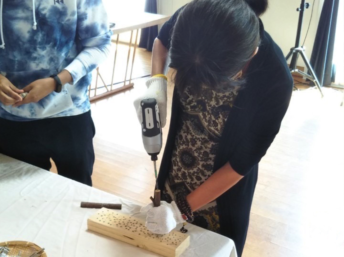 材料を選んだらドリルでボルトを入れる穴を開けます。