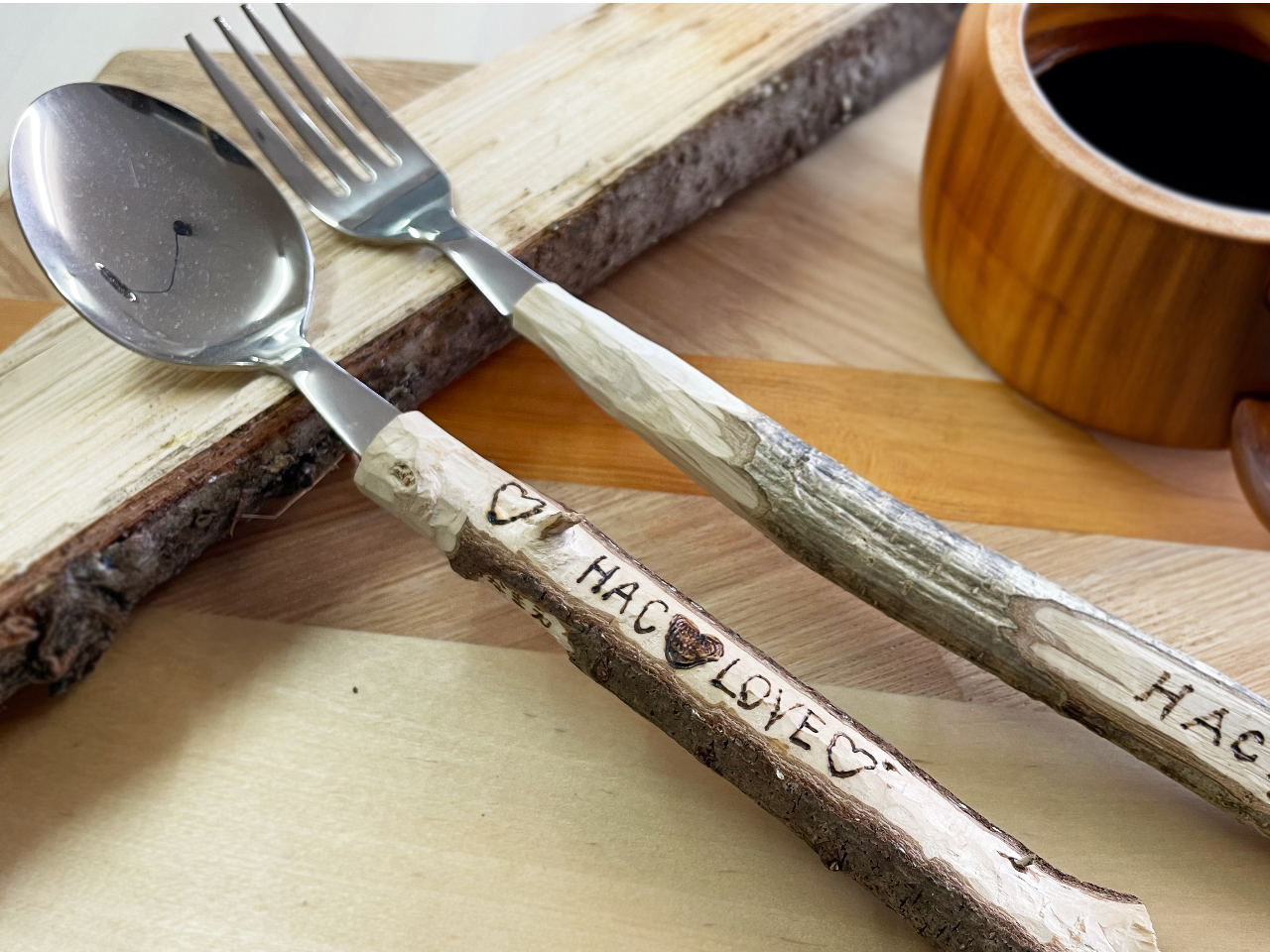 木の枝を使って、フォークまたはスプーンのカトラリーをつくろう!