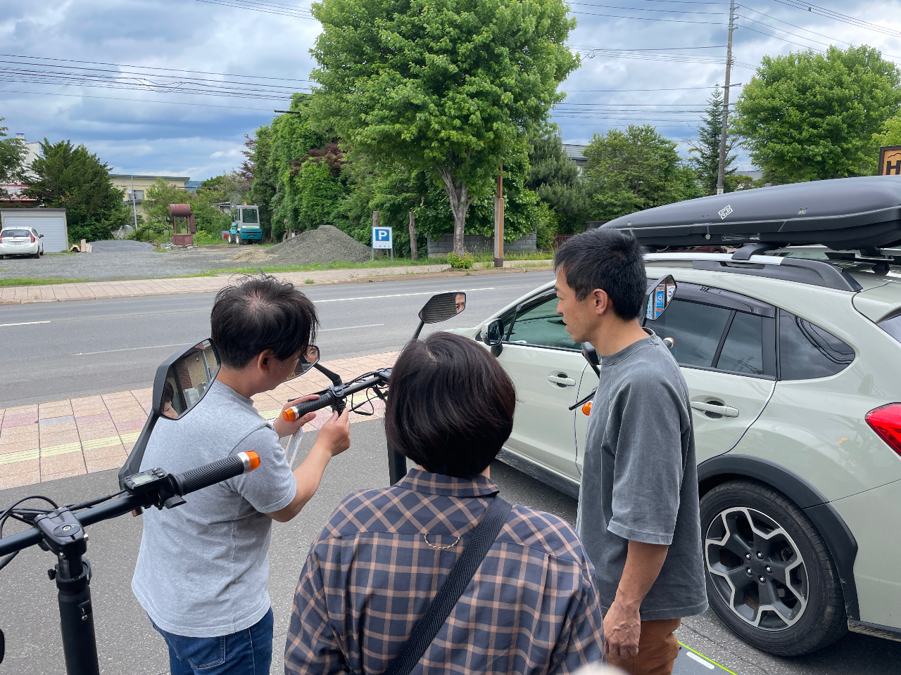 電動キックボードの操作方法を細かく説明中