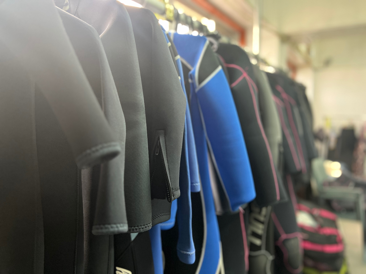 ウエットスーツは身長100センチから体重130キロまで対応可能です。