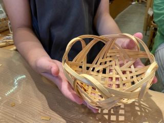 直径15cmほどの小ぶりな竹籠をお作りいただけます。