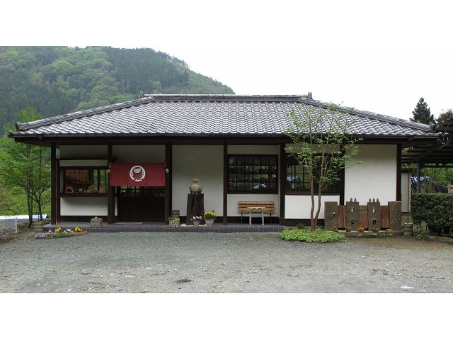 陶房の写真 展示場と陶芸工房 駐車場完備