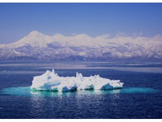 3月の流氷と知床連山。海明けが近づくとシャチやアザラシなどに出会える可能性が高くなります。