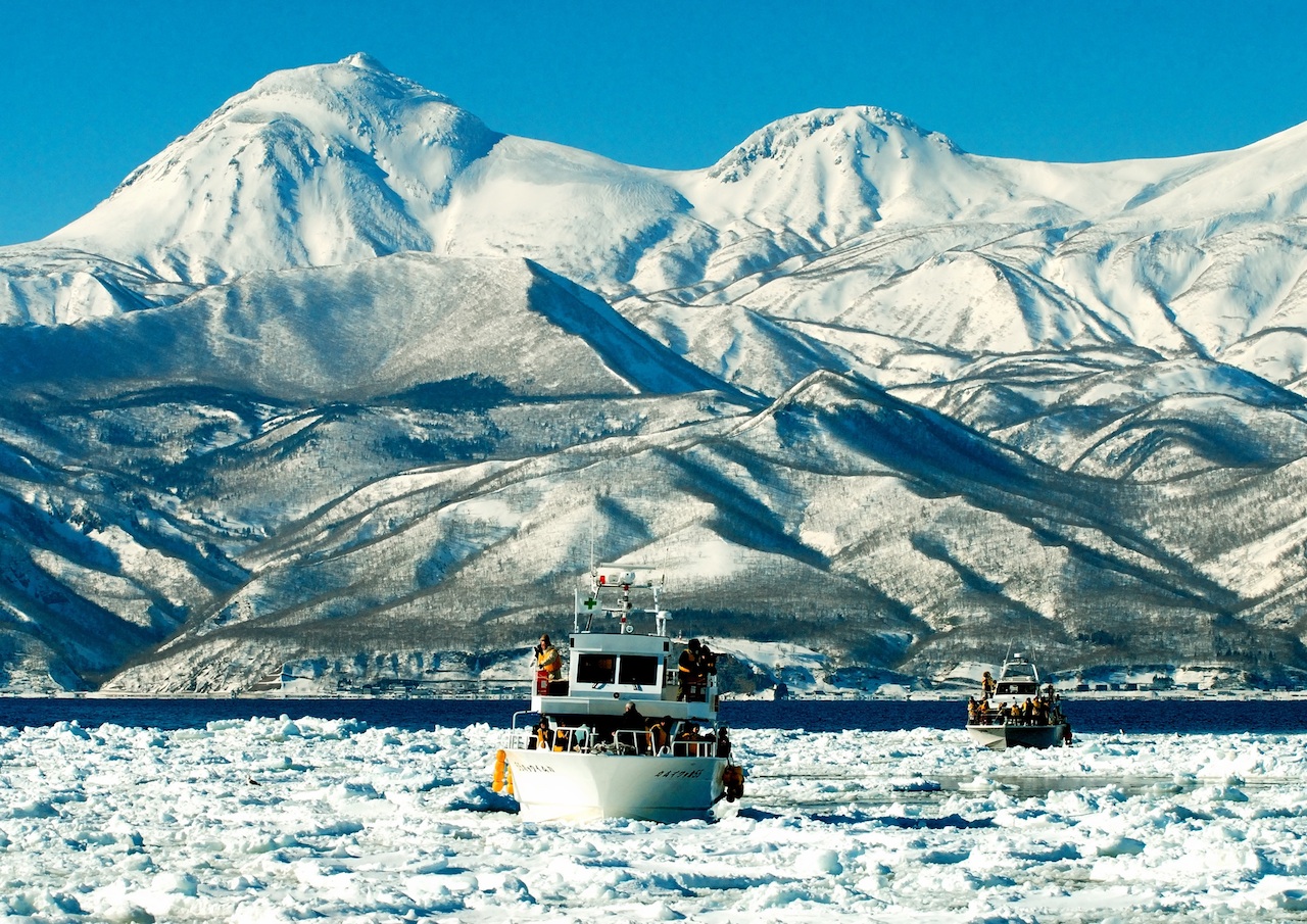 根室海峡に入り込んだ流氷は流氷帯となって移動します。その日によって場所が変わりますが安定時期(2月中旬〜3月上旬)は出航10分ほどで撮影場所に到着します。