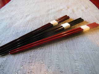 朱塗り、黒塗り、溜め塗りの3種類のお箸からお選びいただけます。お名前を入れるなど自分好みのMy箸はいかがでしょうか?贈り物にしても喜ばれる一品です!