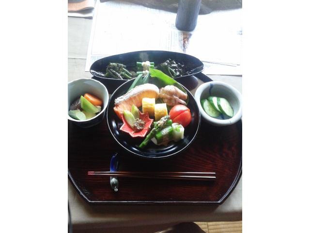 ランチは季節の食材や地のものを使ったお料理をお出ししております。4月から5月くらいまでは美味しい山菜料理をご賞味いただけます!