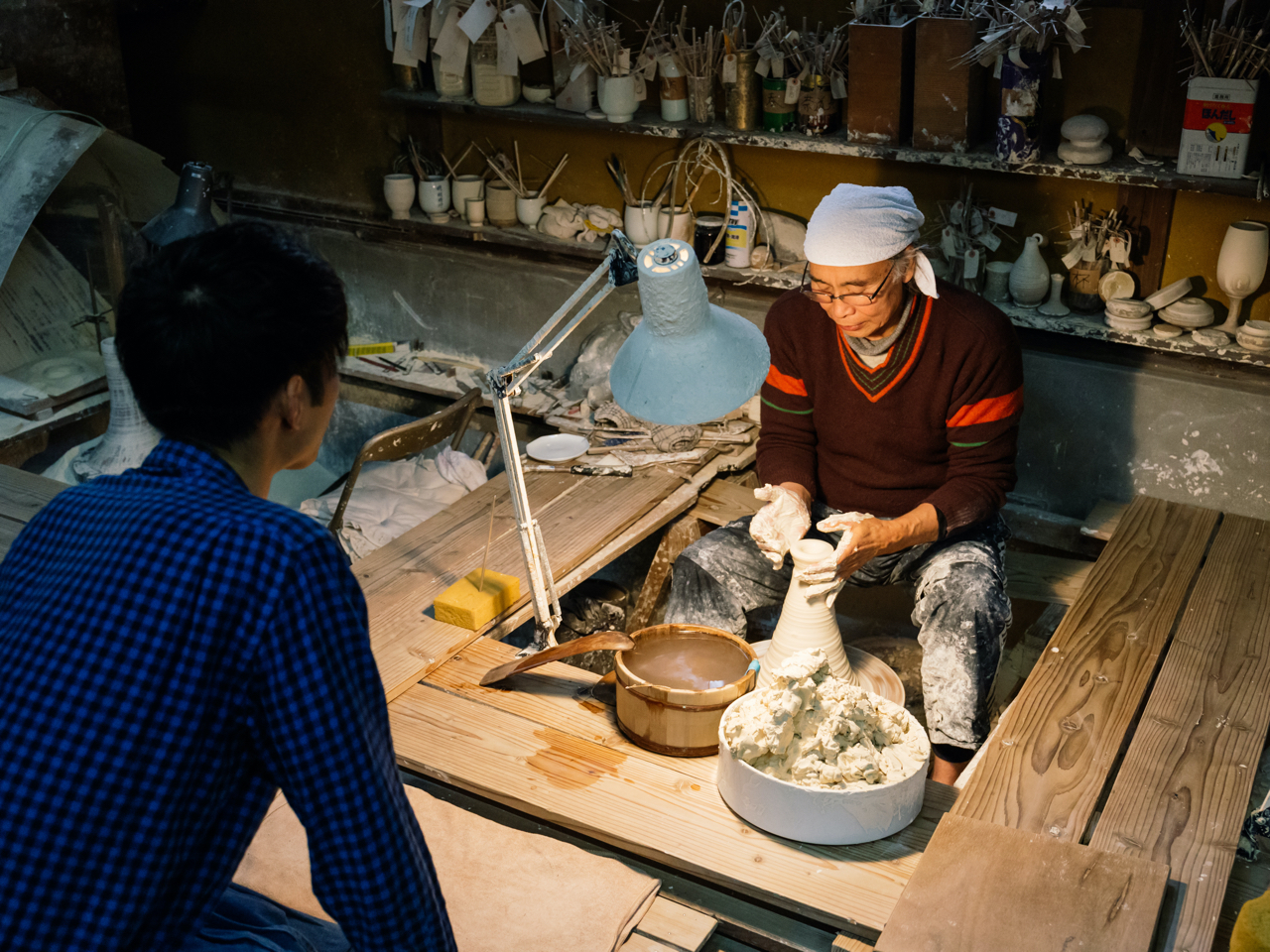 実際に体験いただく前に、窯場などうつわ作りの現場を見学いただいています。見学後はまず矢鋪が実演をお見せして、体験スタートです!