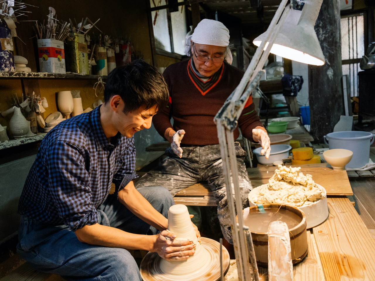 有田焼の原料は「石」です。石を細かくして作った粘土の感触、キメの細やかさはほとんどの方が初めて体験されます。