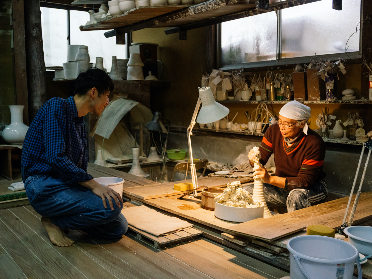 ろくろを回しながら、土を上げたり下げたりして、空気を抜き、土をしめ、全体をなめらかにします。