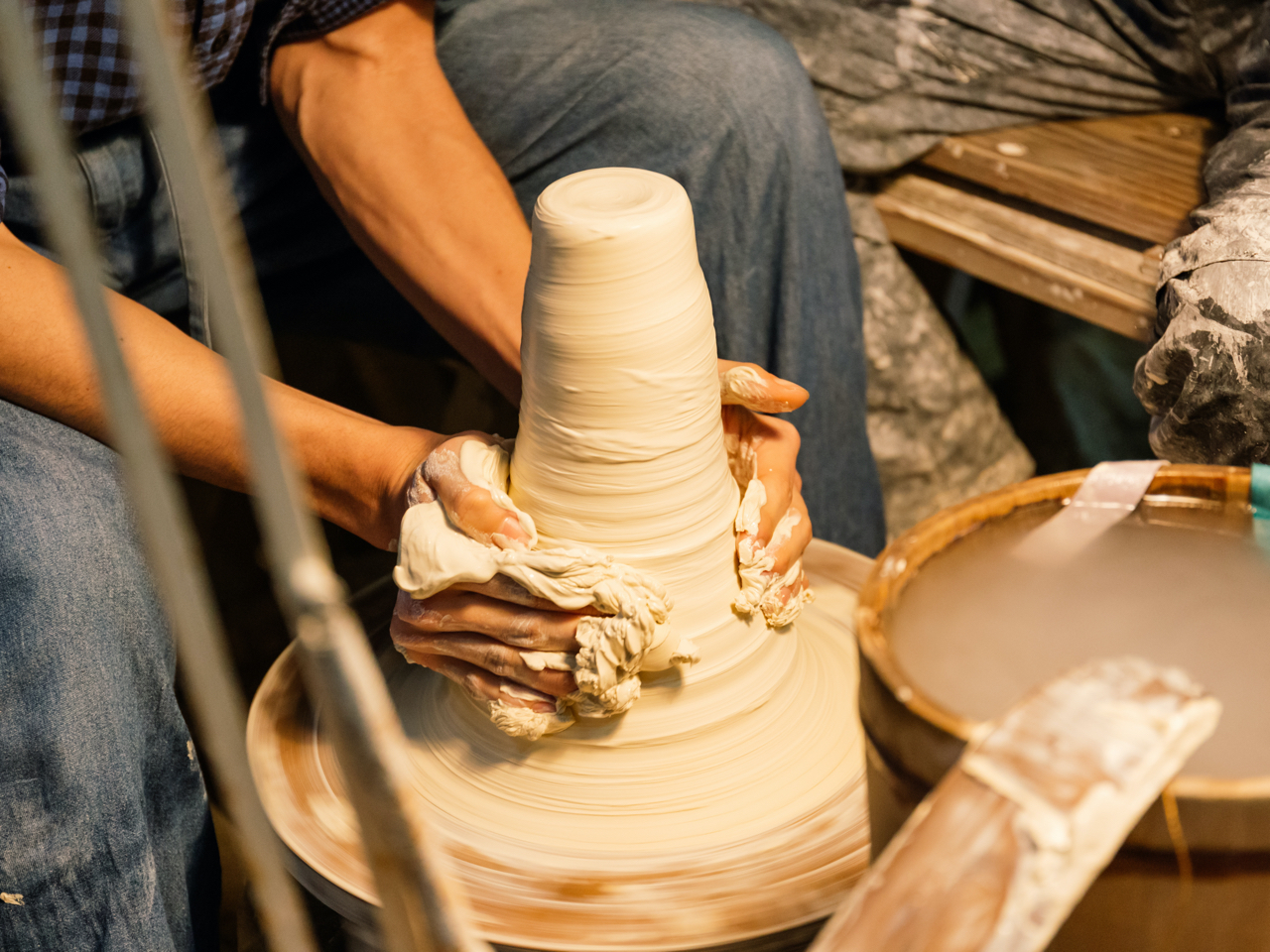 見た目に簡単そうに見えますが、実際に土を整える作業は力が入ります。