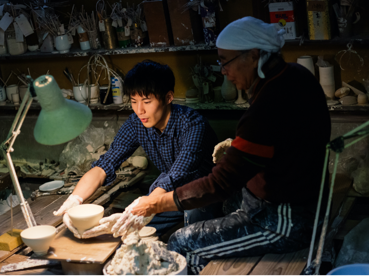 伝統的なろくろ技術に沿って、飯碗の形を作り上げていきます。飯碗はプロを目指すろくろ師にとって登竜門となる器です。ろくろの基本となる技術を体験してみましょう。