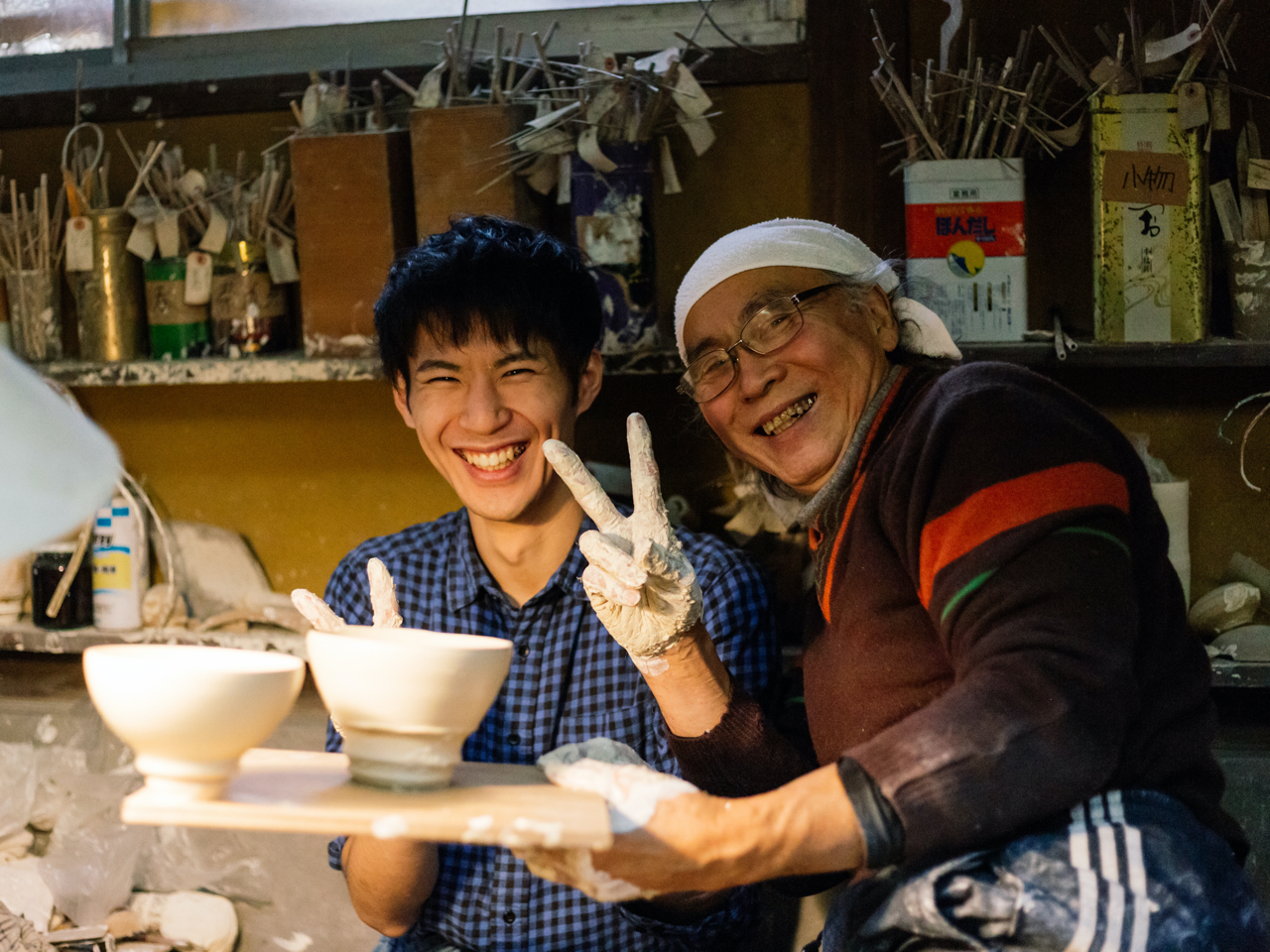 写真に写っているのは窯主で、現代の名工にも選ばれた矢鋪與左衛門です。「本物の技術を広げたい」と体験教室を始めました。