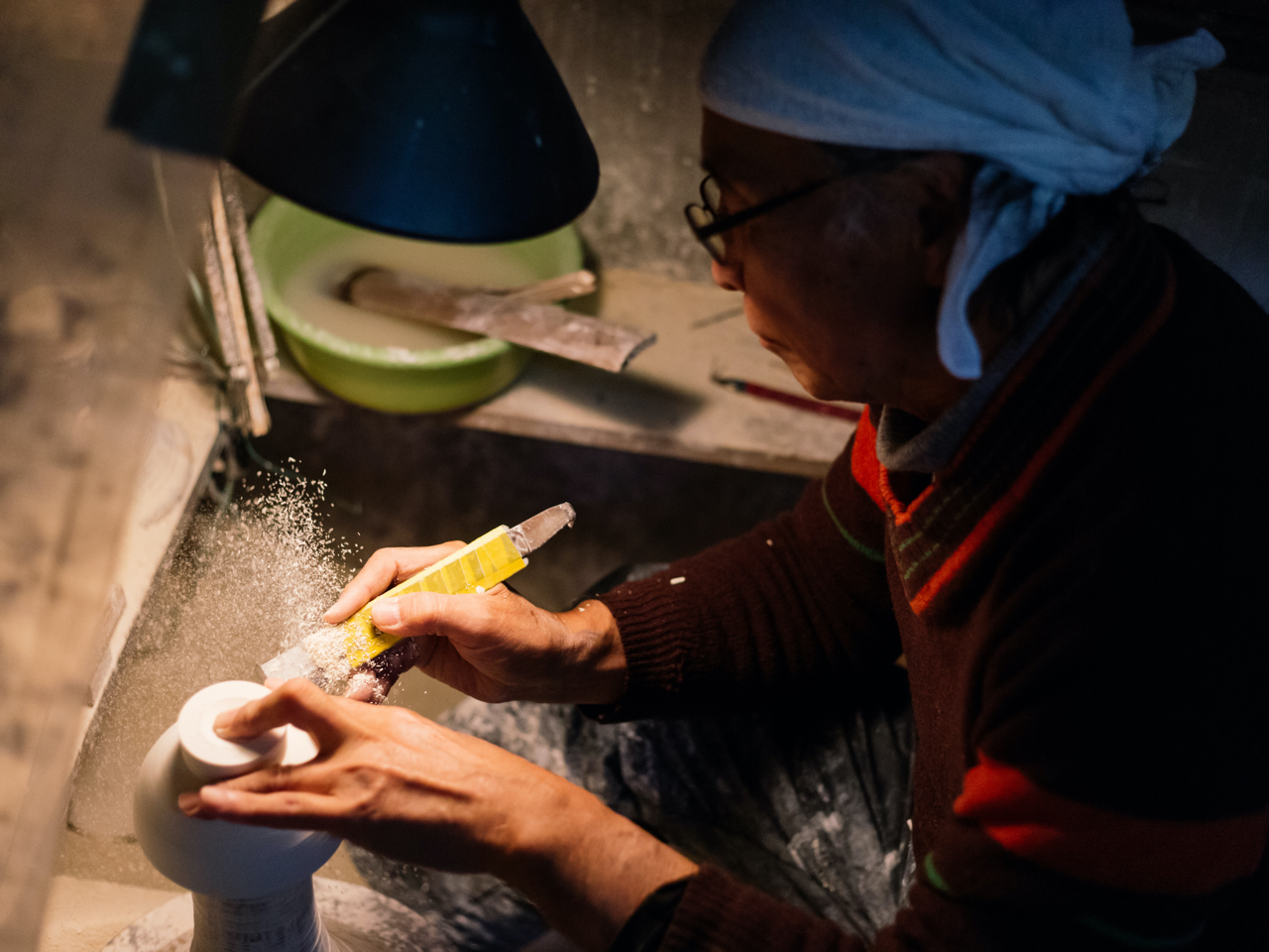 お客様が成形した飯碗は、削り→素焼き→施釉→本焼きを経て、お客様に発送します。窯の都合により最大2ヶ月かかります。ご了承ください。
