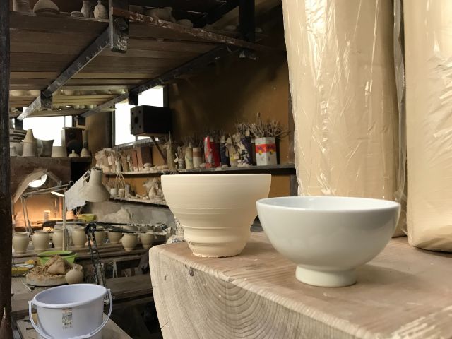 手前が完成した飯碗。白磁とよばれる白が美しい磁器の飯碗です。奥が削る前の飯碗です。