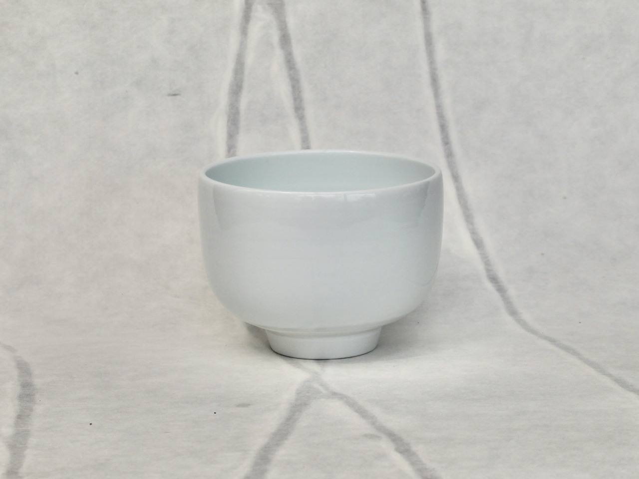 どこの茶会に持参できる白磁の抹茶碗です。