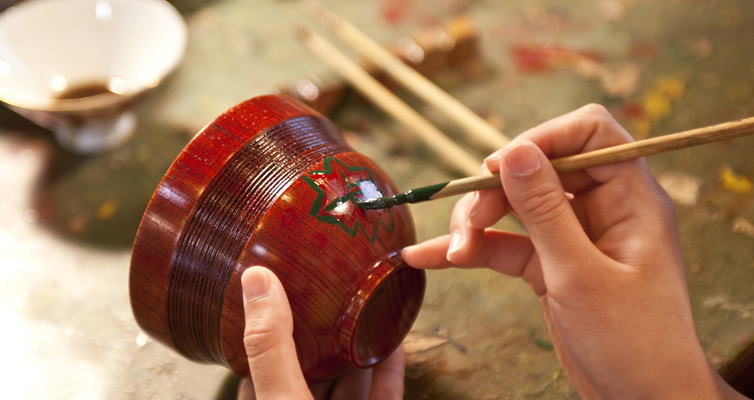 どなたでも簡単に絵付け体験ができます。時間は約40分