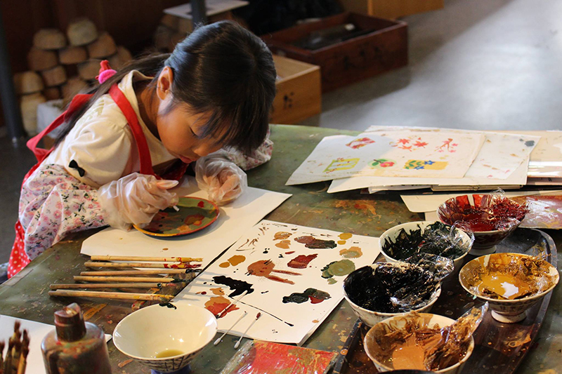 お子様でも気軽に絵付け体験を楽しめます