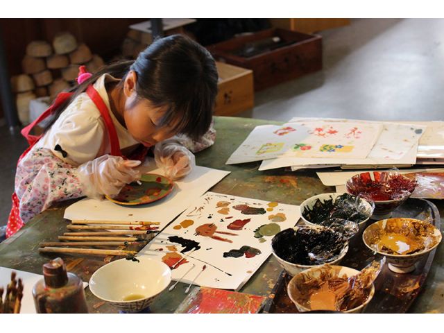お子様でも気軽に絵付け体験を楽しめます