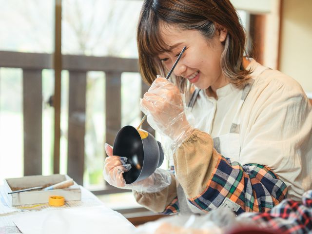 どなたでも簡単に絵付け体験ができます。時間は約100分