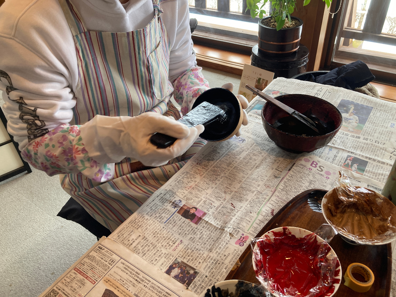 漆を塗って拭き取ります。