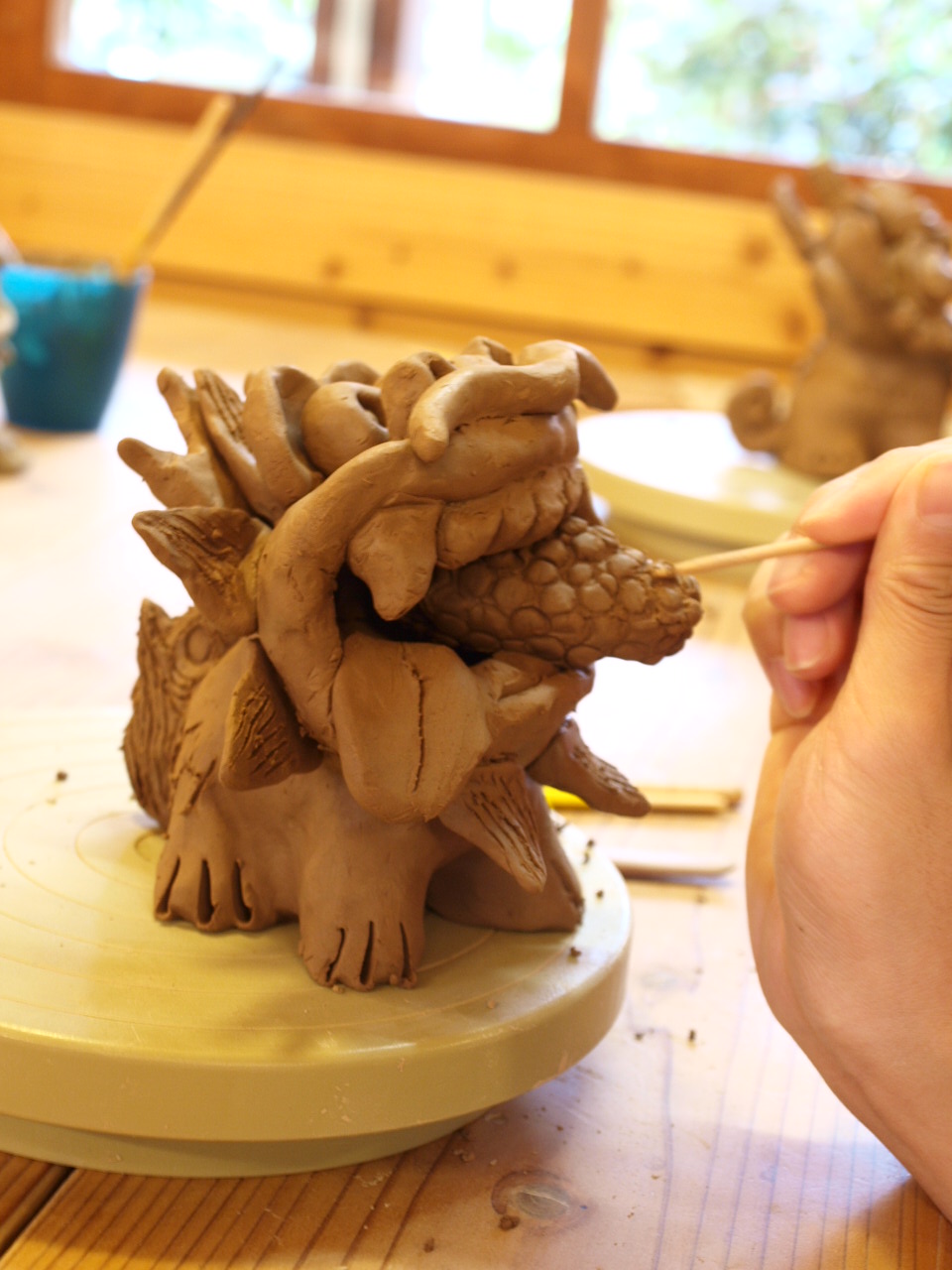 職人による丁寧な指導で、ご自慢のシーサーをつくりましょう