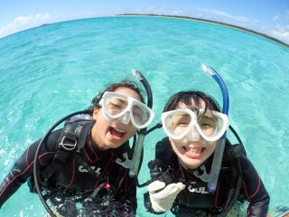 旅の思い出に体験ダイビング♪10歳からお申込可能です。グループで別々のコースに参加することも可能です。