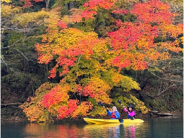紅葉をバックに記念撮影
