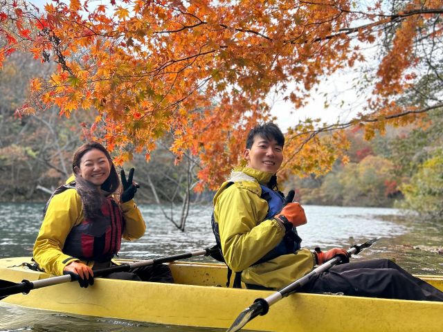 澄んだ空気と秋の色鮮やかな紅葉のコントラストが、訪れる人を魅了します。