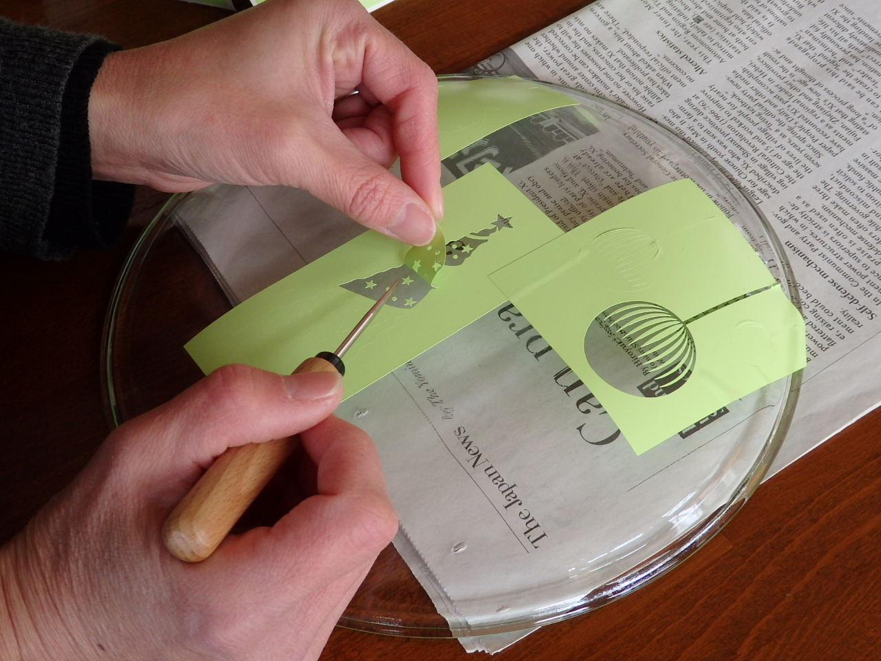 シールを貼り、削るところを千枚通しではがします