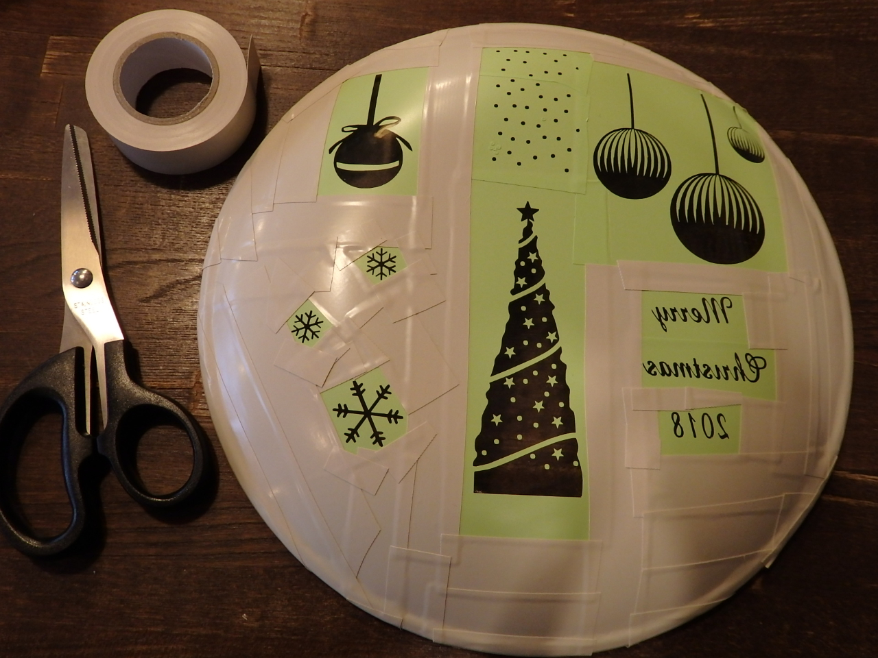 シールを貼り終えたら、ビニールテープでカバーします