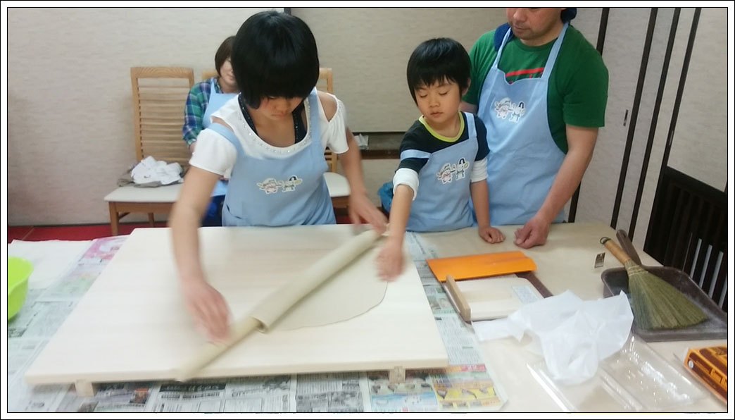 子供たちも楽しみながら蕎麦打ち体験♪良い思い出になります。