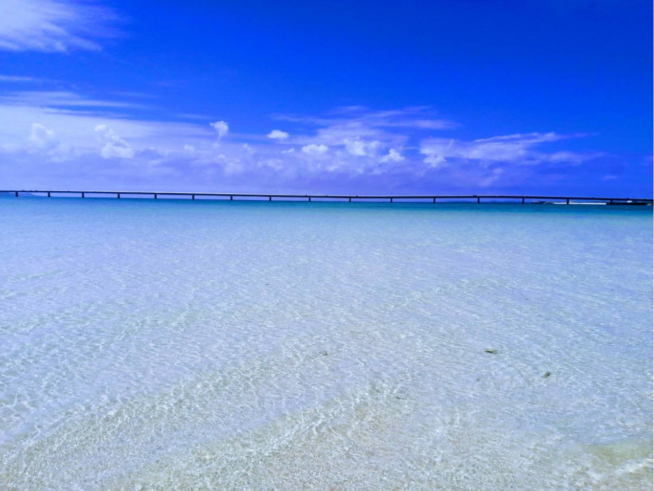 干潮時にこそ眺められる浅瀬より、伊良部大橋を背景に写真をパチリッ♪