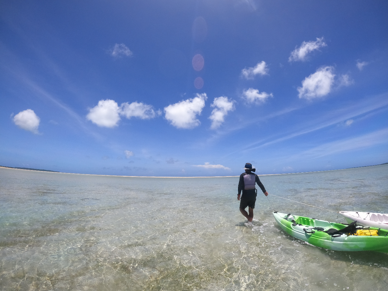 ユニの浜を目指す干潮時は、裸足で歩くと気持ち良いよ♪