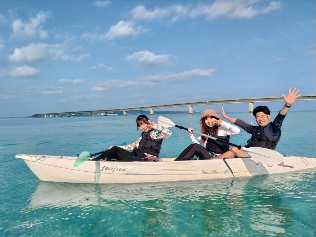 シーカヤックは3名様乗りです。もちろん、ご家族・カップル・友人2名様でもOK!