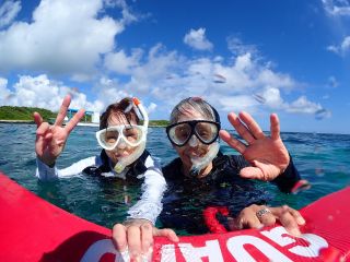 60歳以上の先輩方もご参加できます。しっかりサポート!レスキューチューブの浮具を使用して一人一人のペースを見ながらシュノーケルしましょうね。