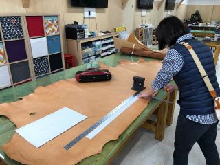 「バッグ作りに挑戦しよう!」牛半分の大きさの革を裁断するところからはじまります。
