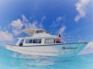 ピカピカの新艇「Benimaru」!35名乗りの大型ダイビング専用の船。石垣島最速のエンジンを2機搭載で、離島のポイントにも快適に行ける!