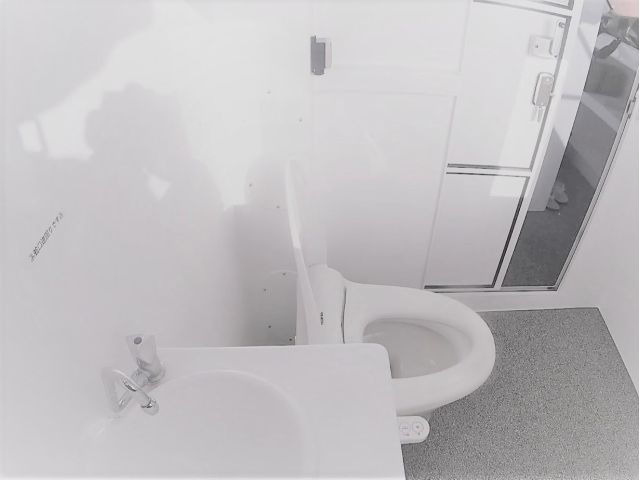 広くて清潔な水洗トイレ。中に手洗い場所もついているので、女性にも安心。