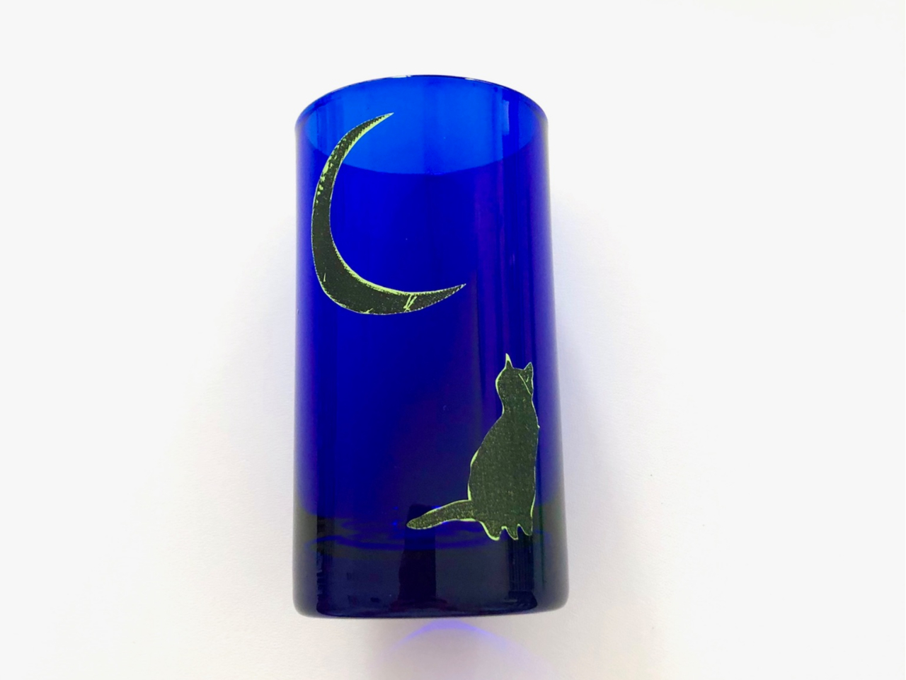 �}�X�L���O�V�[���̓l�R�⌎�ȂǁA�G�╶���Ȃǂ��c��܂��B