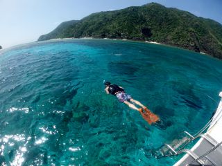 ケラマブルーの輝く海と雄大な自然に囲まれて心も体もリフレッシュ☆10月〜6月の水温が低い間はウェットスーツのレンタルが無料です!