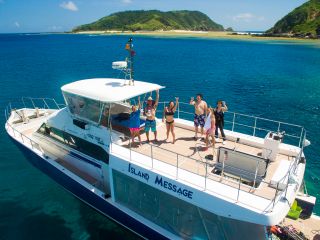 社員旅行や団体での貸し切りに最適!県内最大級57名乗りの大型クルーザー「勇海号」は北谷と那覇の2ヵ所から出発が可能です!