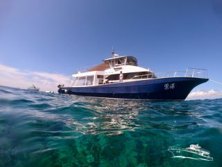 社員旅行や団体での貸し切りに最適!県内最大級57名乗りの大型クルーザー「勇海号」は北谷と那覇の2ヵ所から出発が可能です!